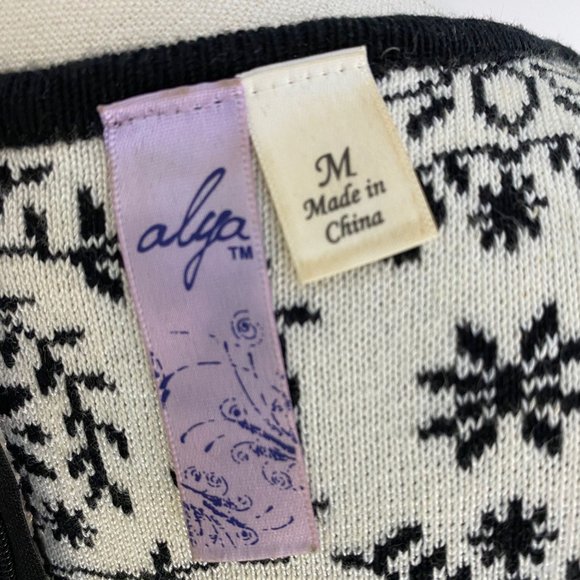 Black And White Design Sweater Dress - Picture 2 of 7